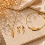 Ensemble Motif Plume - parure acier inoxydable 316 plaqué or 18 carats 2