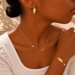 Ensemble Motif Plume - parure acier inoxydable 316 plaqué or 18 carats 1
