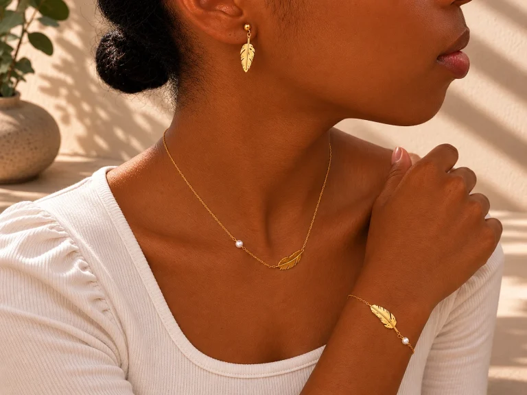 Ensemble Motif Plume – parure acier inoxydable 316 plaqué or 18 carats